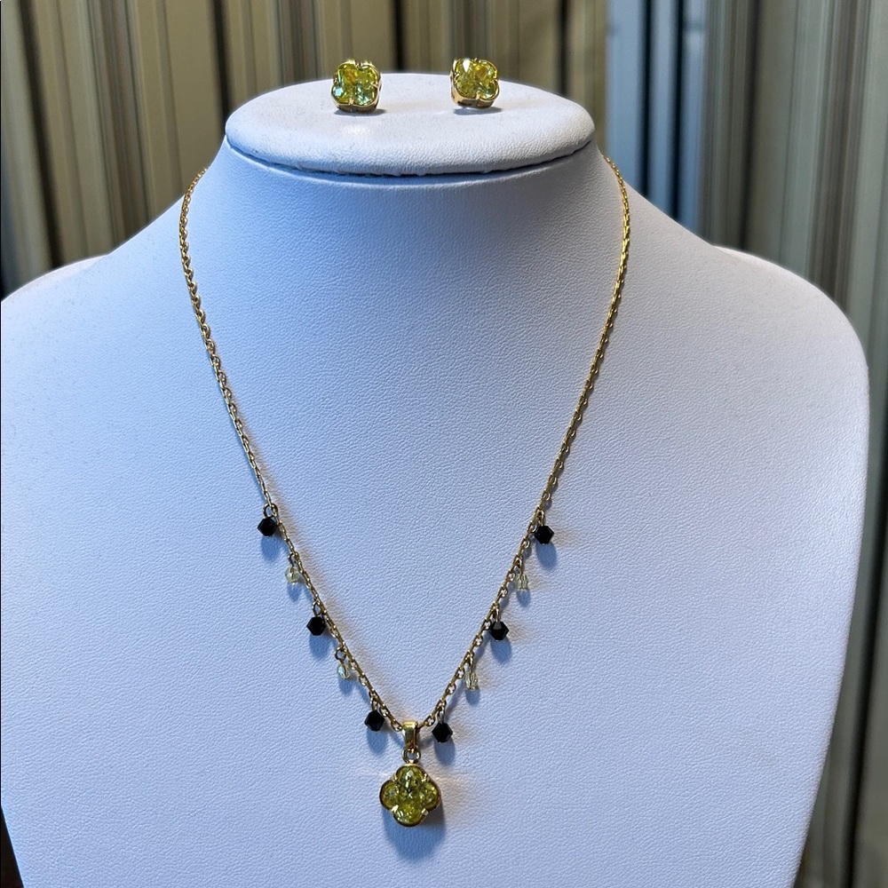 Peridot coloured clover set